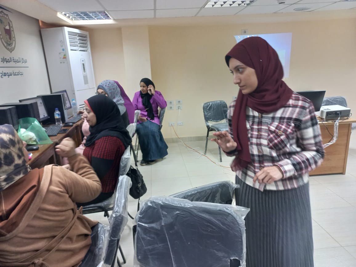 الطلاب أثناء التدريب بجامعة سوهاج
