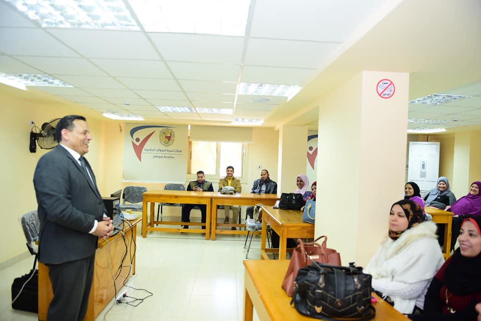 أثناء تدريب الطلاب بجامعة سوهاج