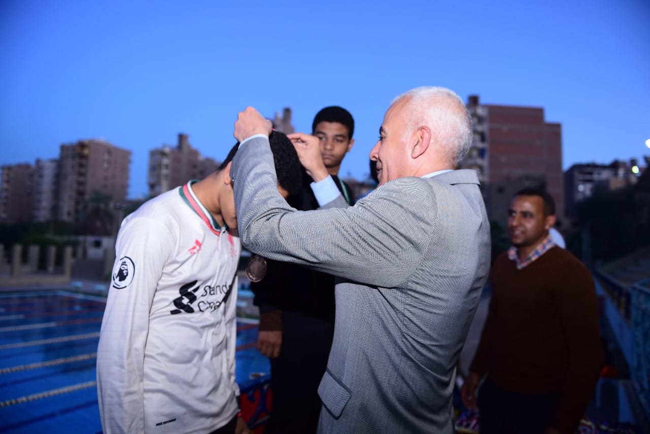 لحظة تسليم الميداليات