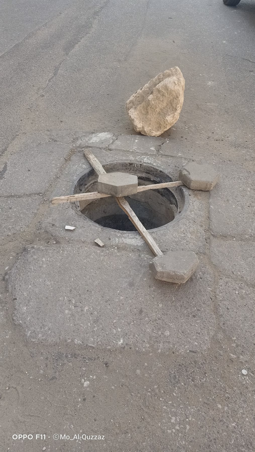 بلاعة بدون غطاء أمام عمارات حي النرجس