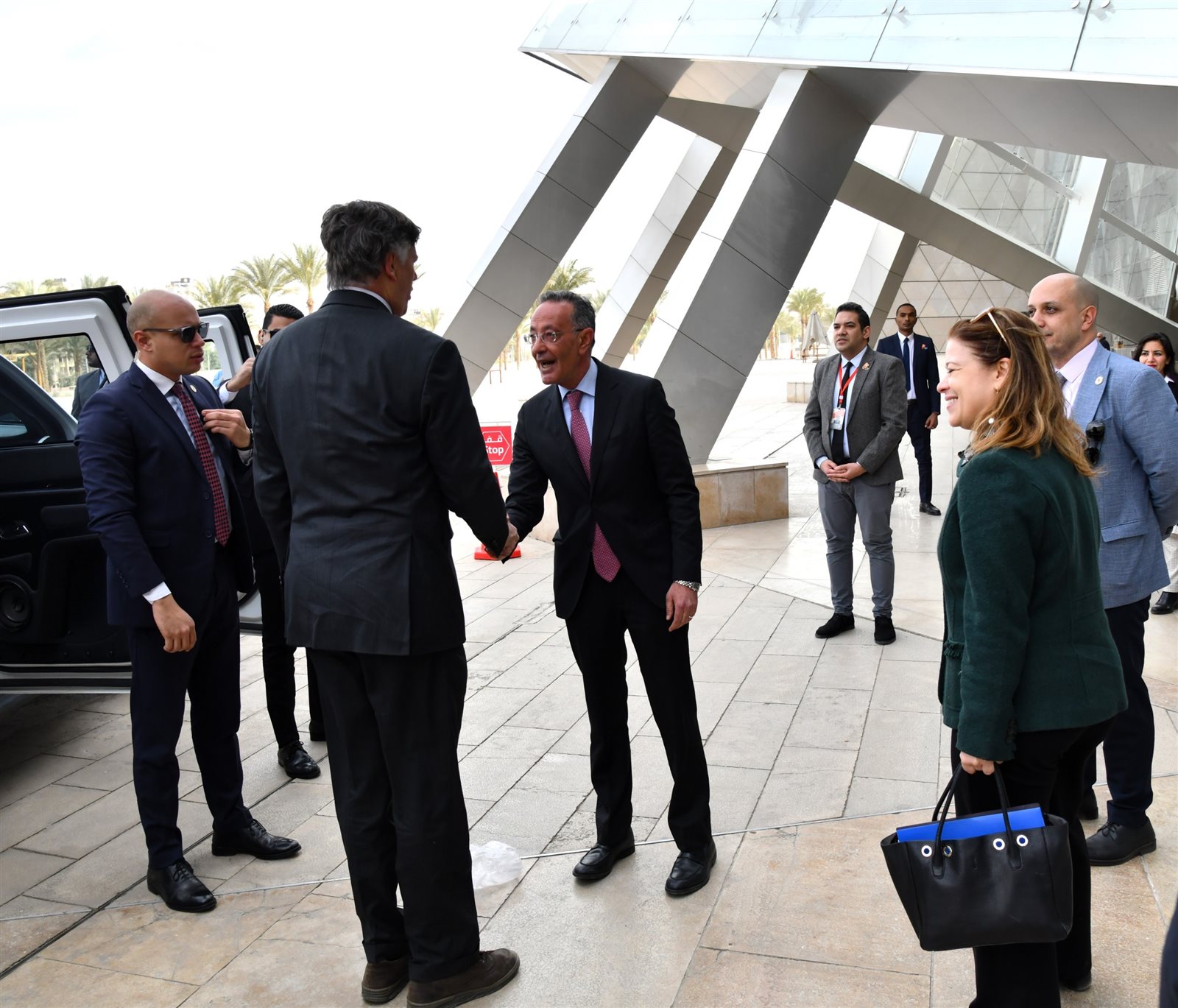 2b51e865-b3bd-46c4-91d2-035e8656f21f