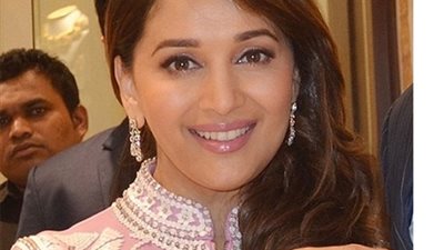 بالصور..مادري ديكسيت تخطف الأنظار بإطلالة جذابة