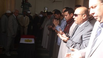 بالصور..محافظ المنوفية يتقدم جنازة شهيد كوت ديفوار