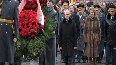 بالفيديو.. بوتين يضع إكليلاً على قبر الجندي المجهول في يوم حماة الوطن