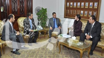 محافظ أسيوط يناقش مشاركة بنك الطعام في تطوير القرى الأكثر فقرًا