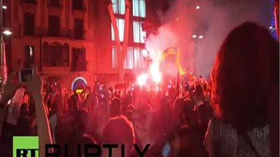 شاهد.. آلاف الإسبانيين يحتفلون بفوز فريق برشلونة بلقب بطل الدوري