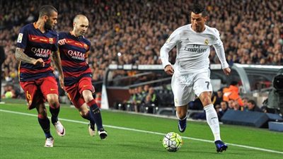 ريال مدريد يفوز على برشلونة فى «الكامب نو» بعشرة لاعبين