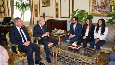 بالصور .. رئيس الوزراء يلتقي أبطال العالم فى الإسكواش