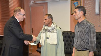 محافظ بني سويف: 10 آلاف جنيه لوالد «شهيد شنرا»