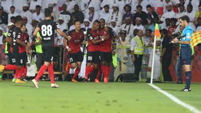 الأهلي يُسقط العين برأسية «خليل» .. ويتصدر دوري الخليج العربي 