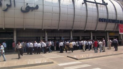 القبض على راكبين حاولا السفر بـ «تأشيرات مزورة» فى مطار القاهرة 
