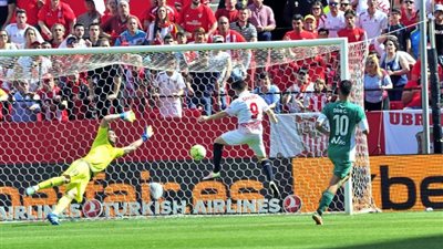 إشبيلية يضرب شباك بيتيس بثنائية نظيفة في الليجا الإسبانية