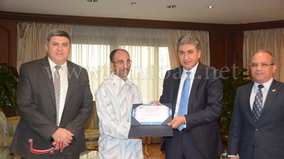 «وزيرالطيران المدنى» يكرم العامل الأمين بمطار«سوهاج» الدولى
