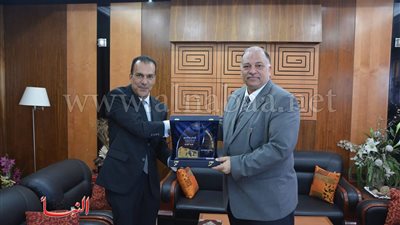 درع مستشفى «57357» لرئيس شركة ميناء القاهرة الجوى 