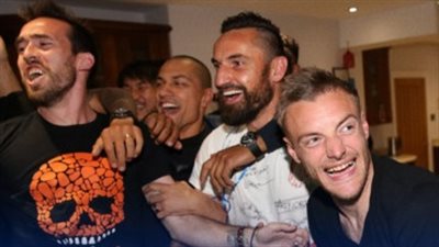 شاهد  الثعالب تحتفل بالدورى الانجليزى  فى منزل هاردى 