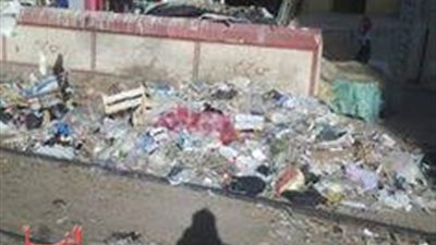 قضبان قطار «الدلجمون» تغرق في القمامة