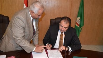 مكرم يحيل 78 موظفا للنيابة بالفيوم