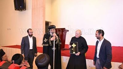 اشتعال حرب «السوشيال ميديا» ضد تواضروس بعد تكريم رجل دين «كاثوليكي»