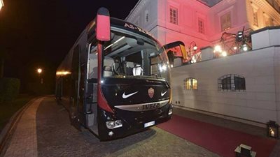 فريق روما يصل مطار 