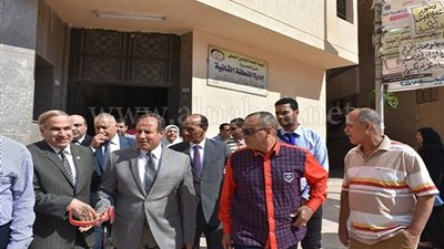بالصور.. محافظ البحيرة يتفقد وحدات علاج الفيروسات الكبدية بالتأمين الصحى