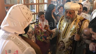 في قداس الأحد.. بالصور .. البابا يعمد طفلين بكنيسة عذراء الزيتون بفيينا