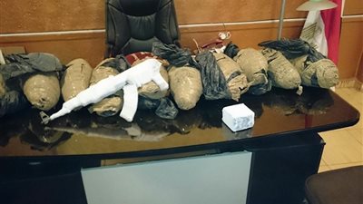 ضبط عاطل بحوزته بندقية «خرطوش» وأقراص مخدرة بكوم أمبو