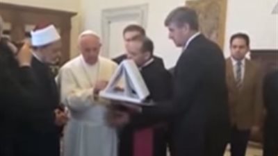 بالفيديو.. بابا الفاتيكان يهدي شيخ الأزهر ميدالية «ملاك السلام»