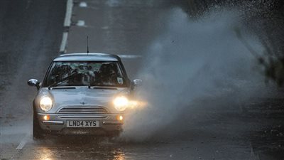 10 نصائح لقيادة آمنة أثناء 