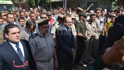بالصور.. محافظ بنى سويف يتقدم الجنازة العسكرية لأحد شهداء الجيش بقرية سمسطا
