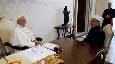 بالصور.. حقيقة استهانة «بابا الفاتيكان» بـ«شيخ الأزهر» خلال لقاء روما