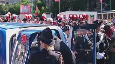 بالصورة.. كأس دوري الأبطال يصل ميلان إستعدادًا للنهائي