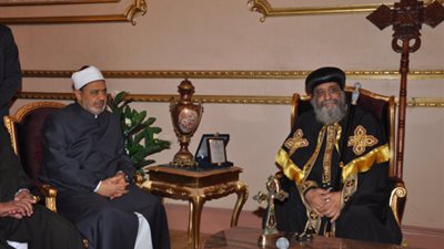 «الطيب» و«تواضروس» يبحثان أزمة «تعرية» السيدة القبطية المُسنة بالمنيا 