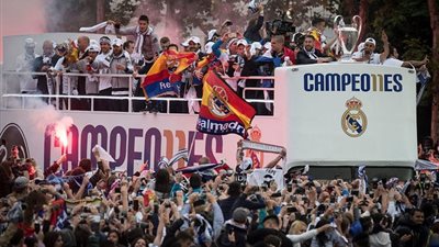 شاهد بالصور.. نجوم الملكي يحتفلون بأبطال أوروبا في شوارع مدريد