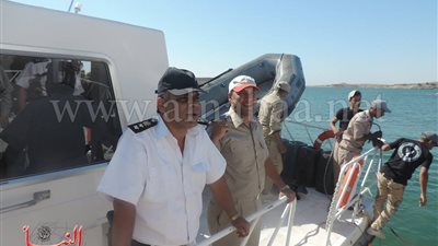 بالصور.. المسطحات المائية تُطهر بحيرة السد العالى بأسوان