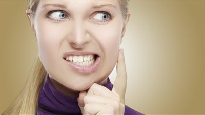 6 أضرار يسببها «الجزّ على الأسنان»