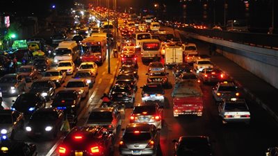 ازدحام السيارات بطريق الكورنيش المؤدى إلى حلوان بسبب هبوط أرضى فى المعادى.. «والمرور» تعلن الطرق البديلة 