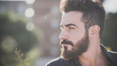 للرجال... أفضل تسريحات شعر لإخفاء الأذن الكبيرة