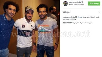 زيكا ينشر صورة علي موقع إنستجرام مع الثنائي صلاح وربيع