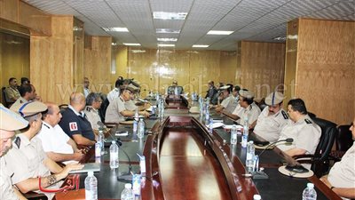 بالصور.. مدير أمن أسوان يجتمع بقيادات المديرية ويوجه بإستنفار الخدمات