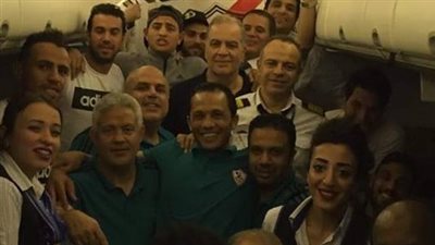 بالصور لأعبو الزمالك يحتفلو بالفوز على أنيمبا فى الطائرة 