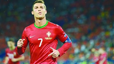  فيديو:كريستيانو رونالدو يرمى ميكرفون صحفى فى الماء 