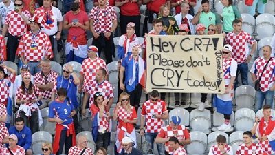 شاهد جماهير كرواتيا لافتة مكتوب عليها 