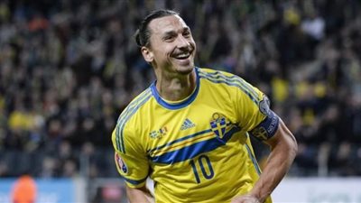 إبراهيموفيتش يدرس عرض مانشستر يونايتد