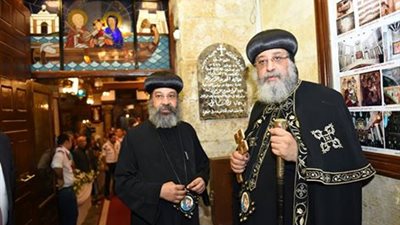 بالصور.. «تواضروس» يدشن مذابح كنيسة العذراء بـ «حارة زويلة»