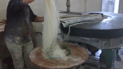 مصنع الكنافة صداع فى رءوس أهالى «سمالوط»