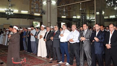 بالصور.. محافظ الشرقية‬ يؤدى صلاة العيد بمسجد الفتح فى الزقازيق