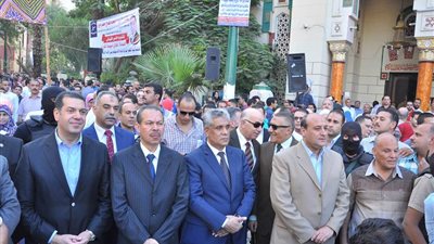 بالصور.. محافظ أسيوط يؤدي صلاة عيد الفطر وسط حشد من المواطنين