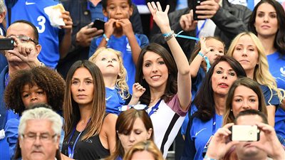 بالصور زوجات نجوم فرنسا تشجع منتخب الديوك من المدرجات 