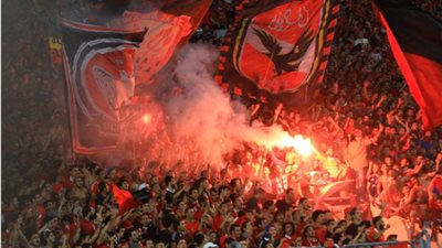 «كاف» يُغرم الأهلي 5 آلاف دولار بسبب شماريخ «الألتراس»