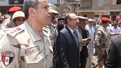 بالصور.. محافظ بني سويف يتقدم جنازة شهيد «الواسطى»